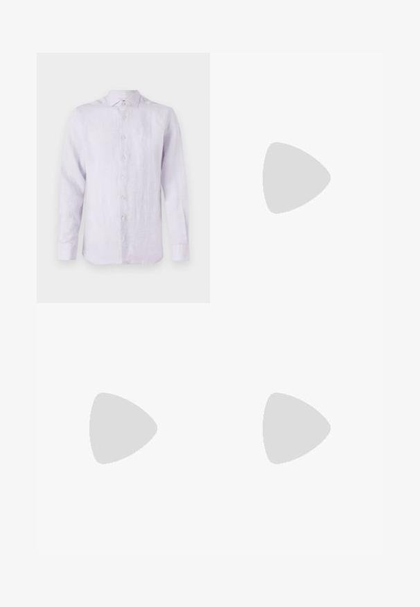 Gai lavandas krāsas ilgas piedurknes lina krekls ar pogām uz apkakles, priekšējām pogām un smalku tekstūru. Mazs logotips uz krūtīm.; Melnas kokvilnas T-krekls ar apaļu apkakli un īsām piedurknēm. Iekļauj diskretu priekšējo logotipu un taisnu apakšmali. Vienkāršs un minimālistisks dizains.; Melnas taisnās kājas džinsu bikses ar piecām kabatām, pogu aizdari un jostas cilpām, izliktas uz balta fona.; Melni ādas loaferi ar gludu apdari, apaļu purngalu un dekoratīvu joslu pāri augšdaļai. Aprīkoti ar zemu melnu zolīti.; Sudraba ķēdes kaklarota ar detalizētu piekariņu, kas veidots planētas formā, kas rotāta ar maziem akcentiem un sarežģītiem rakstiem.