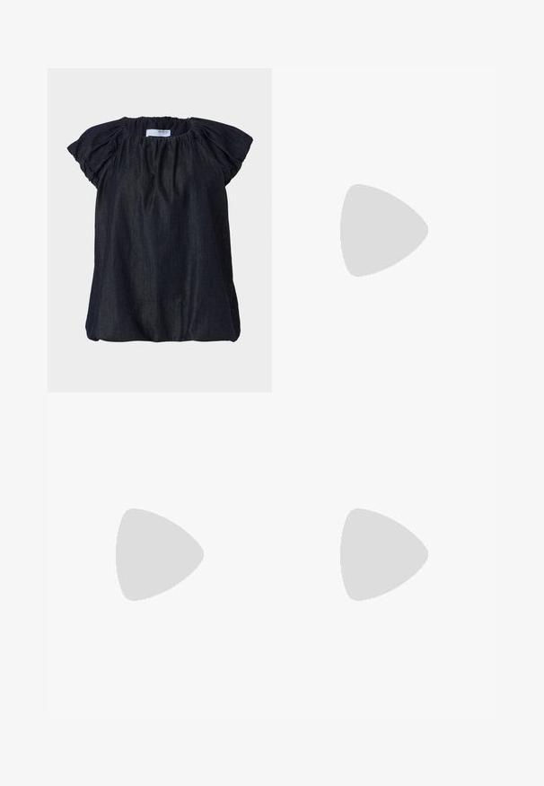 Tamno plava bluzica kratkih rukava sa skupljenim materijalom na izrezu i mekim, nabranim rukavima. Izrađena od laganog, teksturiranog materijala.; Svijetloplave traperice s flared nogavicama, visokog struka, s pet džepova i jednim dugmetom za zatvaranje. Mekani materijal s izblijedjelim izgledom.; Crne lakirane kožne sandale s otvorenom petom i špicastim vrhom, s geometrijskom blok petom. Imaju elegantan, minimalistički dizajn i glatku teksturu.; Crna kožna torba s lukovitim oblikom, odvojivim remenom i zlatnim detaljima. Torba ima preklop s kopčom.