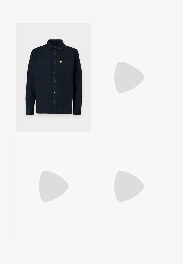 Camicia di velluto a coste blu scuro con design button-up, due tasche sul petto e un piccolo logo giallo sulla tasca sinistra.; T-shirt bianca in cotone con un piccolo logo ricamato nero e giallo sul lato sinistro del petto. Maniche corte e scollatura rotonda.; Pantaloni jogger neri in cotone con vita elastica, cordoncino e polsini a coste. Presentano un piccolo logo giallo sulla coscia sinistra.; Sneakers bianchi in pelle con superficie liscia, caratterizzati da un classico design con lacci, perforazioni per la traspirabilità e una suola in gomma testurizzata.