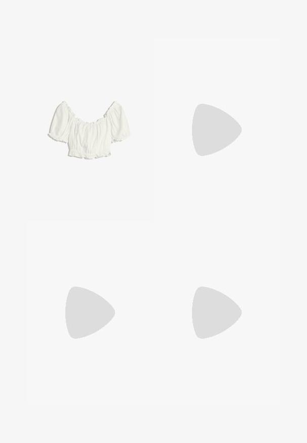 Weißes, kürzer geschnittenes Blusenshirt mit gepufften kurzen Ärmeln und elastischem, gerafftem Ausschnitt, Bund und Ärmelsäumen.; Schwarze Jeans mit weitem Bein aus Denim, verziert mit einem Muster aus kleinen silbernen Ösen, klassischem Fünf-Taschen-Design und Knopfverschluss vorne.; Schwarze High-Top-Canvas-Sneaker mit weißen Ösen, Schnürsenkeln und Gummisohle. Verfügt über eine strukturierte Zehenkappe und schwarz-weiße Streifenakzente.; Even&Odd Shopping Bag - black