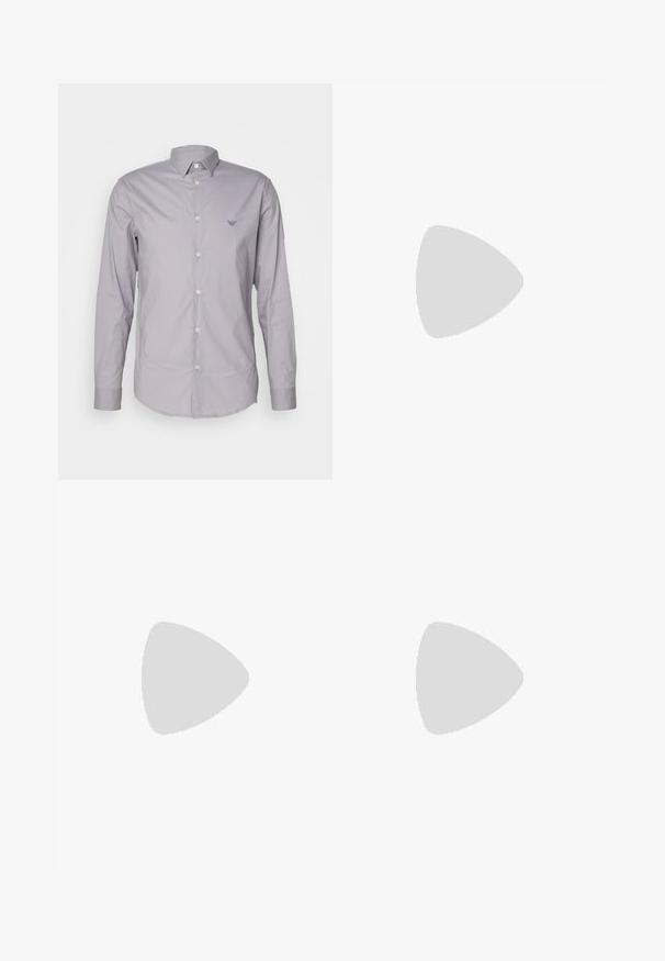 Emporio Armani Skjorta - lilac gray; Svarta byxor med rak ben-design, tillverkade av ett jämnt tyg. Har framfickor och en enkel knapplåsning i midjan.; Svarta läder loafers med en slät finish, prydda med en dekorativ rem och kontrastsöm, tillsammans med beiga byxor.; Svart slips i slät tyg, med standardlängd och spetsigt slut. Slipsen har en ögla för enkel användning och justering.; Svart läderportfölj med texturerad yta, dubbla topphandtag, justerbar rem och silverfärgade detaljer. Dragkedjestängning längs toppen.
