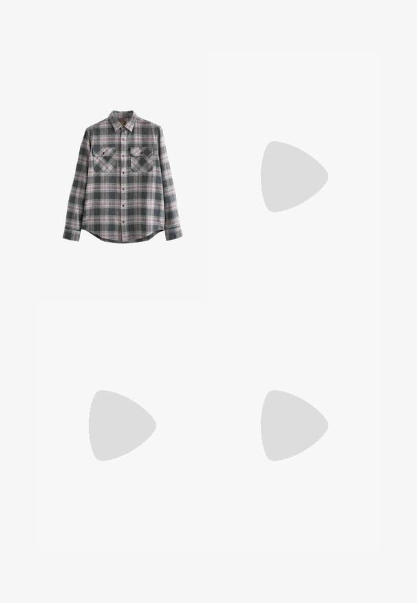 Camisa de franela de cuadros grises con cuello abotonado, mangas largas, dos bolsillos en el pecho y acentos en rojo y negro con una textura suave.; Camiseta de algodón blanca con mangas cortas y cuello redondo. Presenta un logo negro de "Carhartt" impreso en la parte superior izquierda del pecho.; Pantalones cargo de algodón blancos con un corte relajado. Las características incluyen bolsillos frontales, detalles en dorado y secciones de rodilla reforzadas.; Zapatillas Nike Air Max 90 en beige y negro, que cuentan con materiales de malla y cuero, amortiguación visible y cordones negros.