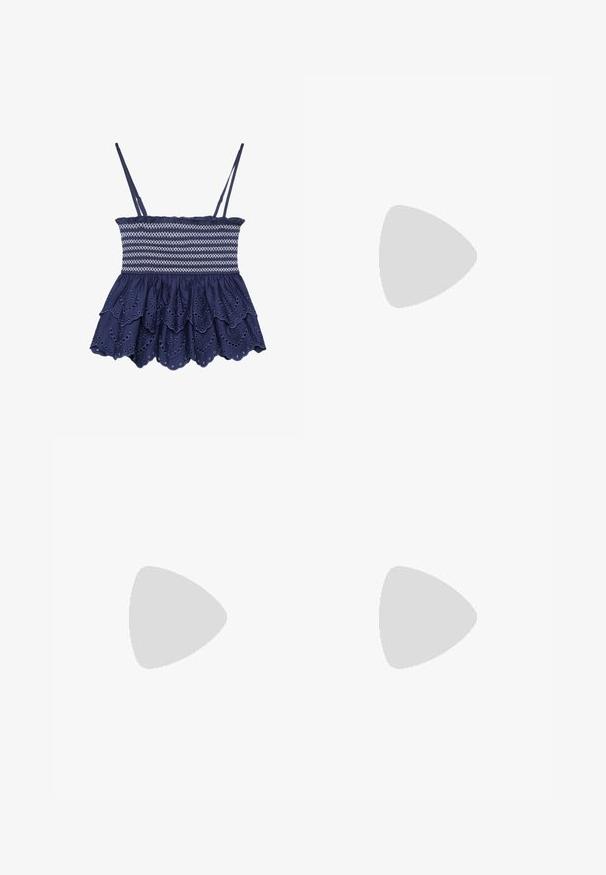 Stradivarius EMBROIDERED RUFFLED - Toppi - dark blue; Stradivarius Housut - light yellow; Valkoinen nahkainen slingback-kengä, jossa on teräväkärkinen muoto, hopeiset solkiyksityiskohdat ja matala lohkare korko. Silkkinen pinta, jossa on vähäisiä yksityiskohtia.; Valkoinen olkalaukku, jossa on teksturoitu pinta, keskeinen solkiyksityiskohta ja kaareva muoto. Vetoketjusulkimet kummallakin puolella.