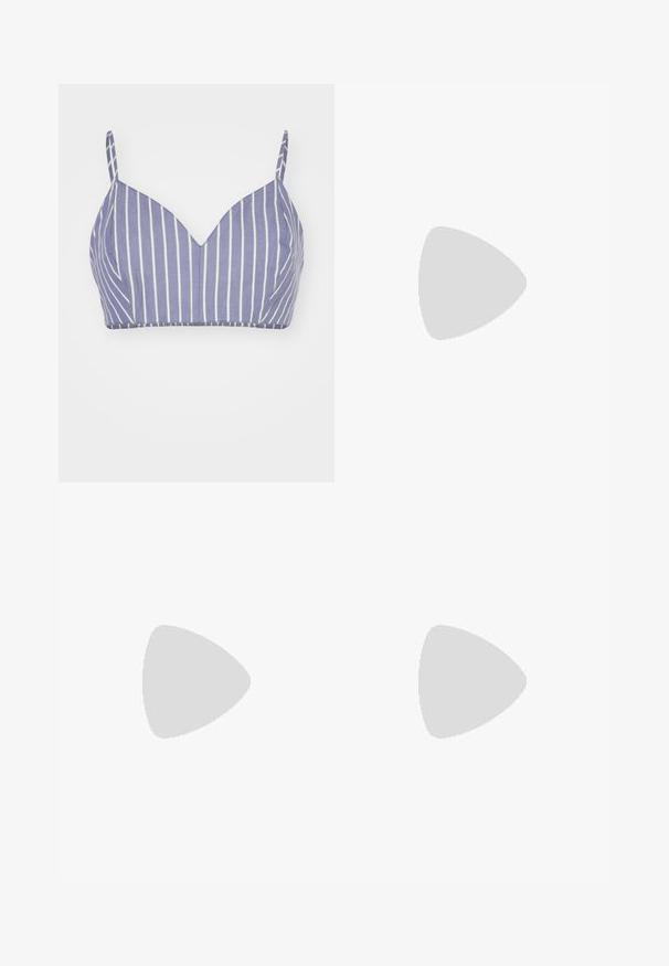 Bralet in cotone lilla chiaro con strisce bianche verticali, dotato di scollatura a V e sottili spalline regolabili. Texture liscia, forma aderente.; Pantaloni cargo leggeri argento con texture lucida, vita elastica, polsini arricciati e due grandi tasche anteriori.; Ballet flat in rete color crema con punta affusolata e cinturino regolabile. Presenta una tomaia testurizzata e una suola piatta marrone.; Borsetta a forma di cuore in metallo argento con una texture liscia, chiusura a scatto e tracolla in argento.