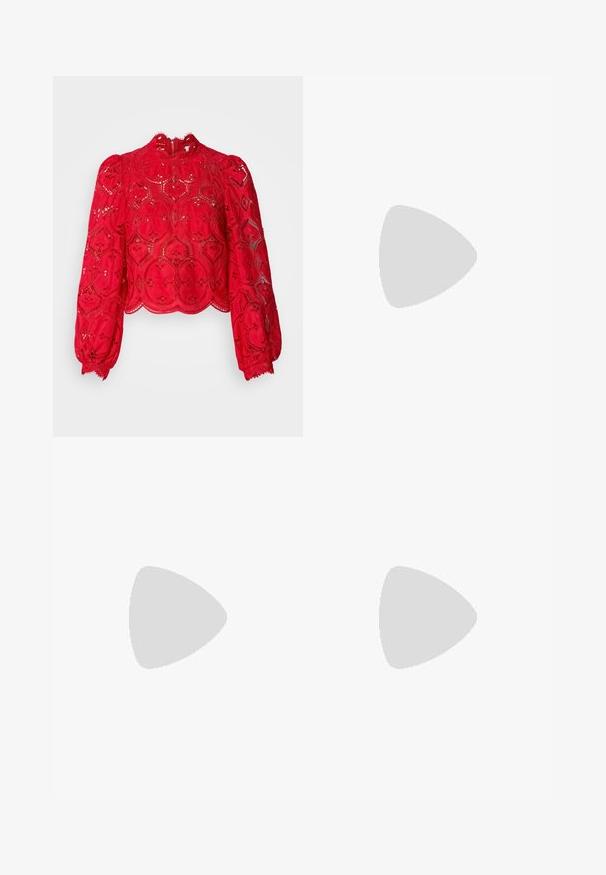 Sarkans mežģīņu crop top ar garām pūkainām piedurknēm, sarežģītu sešstūrainu rakstu, viļņotu apakšmalu un augstu kakla izgriezumu, kas aprīkots ar aizmugurējo rāvējslēdzēju.; Melni platlegu bikses ar gludu tekstūru, augsto vidukli un tīru dizainu. Nav redzamu kabatu vai rotājumu.; Melnas ādas midi svārki ar gludu tekstūru; satur jostasvietu un sānu kabatas. Apvienoti ar spīdīgām melnām kurpēm ar papēdi.; Zelta riņķveida auskari ar tekstūru un neregulāru formu. Iekļauj bezšuvju aizdari un pulētu virsmas apdari, uzsverot mūsdienīgu dizainu.