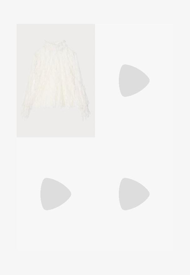 Witte, gestructureerde blouse met een hoge kraag en rimpeldetails. Lange mouwen met elastische manchetten, gemaakt van een lichtgewicht, doorzichtig materiaal.; Bloemenpatroon wijde broek met een lichtgele basis en witte bloemenprint in paarse, oranje en groene accenten. Verstelbare tailleband.; Zwarte leren slingback schoen met een puntige neus, decoratieve banden met metalen oogjes en een lage blokhak. Textuur oppervlak.; Bruine lederen schoudertas met textuur, voorzien van een gouden kettingstrap en klepsluiting. De voorkant heeft een logo-detail en een zak onder de klep.