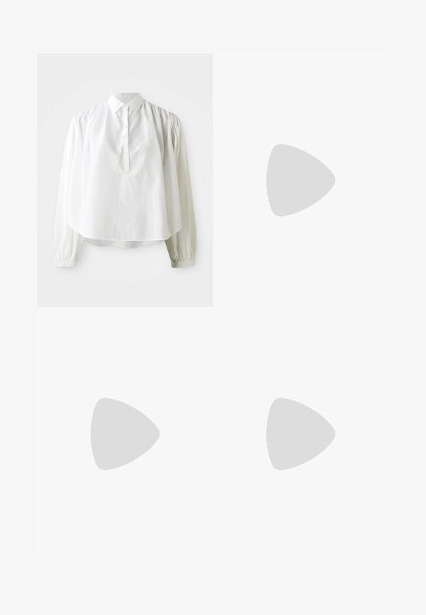Bela srajca z dolgimi rokavi z ovratnikom, zapiranjem na gumb in nabranimi rameni. Gladka tekstura in ohlapen kroj.; Široke jeans hlače v off-white denim tkanini. Visok pas z gumbnim zapiranjem, dvema sprednjima žepoma in detajli kontrastnega šivanja.; Bež čevlji na visoki peti s tankim trakcem okrog gležnja in dvema zgornjima trakoma. Sijajna lakirana površina in zlat detajl na trakcu okrog gležnja.; Kremasta usnjena torbica s ukrivljeno obliko, ki vključuje zlati kovinski del. Trak je pritrjen z kovinskim sponko.