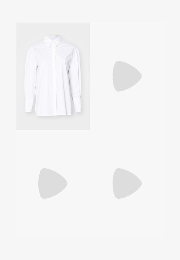 Camisa blanca de manga larga con cuello clásico y cierre de botones. Presenta detalles fruncidos en las mangas y un tejido de algodón suave.; Vaqueros de pierna ancha de color azul oscuro, fabricados en denim, con cintura alta, costuras naranjas, diseño de cinco bolsillos y cierre de botón.; Zapatilla baja blanca con talón negro, suela de plataforma, cordones y logotipo "CK" de Calvin Klein en el lado.; Pendientes de aro plateados con un diseño texturizado que presenta estrías verticales. Forma circular con un cierre de seguridad. Acabado suave.