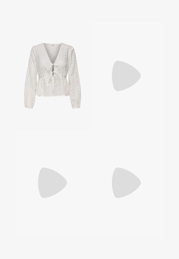 Top peplum bianco con maniche lunghe, caratterizzato da scollatura a V, fiocco frontale e tessuto ad occhiello con motivi ritagliati. Materiale testurizzato e leggero.; Jeans neri a palazzo realizzati in denim. Presentano una chiusura con bottone, cinque tasche e una texture liscia. La gamba svasata inizia sotto il ginocchio.; Mule aperte di colore blu chiaro con punta aperta e design geometrico, dotate di una fascia larga che attraversa il piede e di un tacco spesso e angolare.; Borsa a tracolla nera in pelle con una forma curva, manico rimovibile e accessori dorati. La borsa presenta una patta con un dettaglio a fibbia.