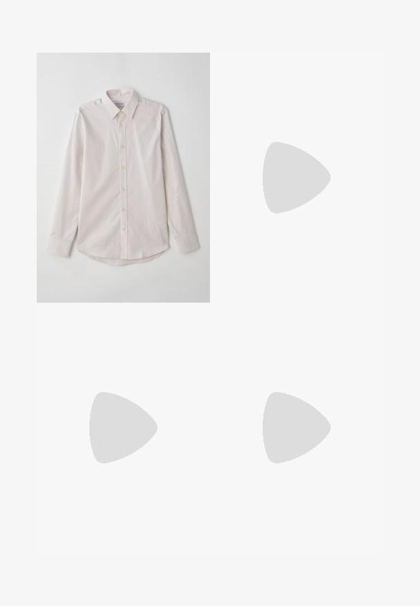 Lichtroze blouse met lange mouwen, knopenrij en een spread collar, verticale strepen en een afgeronde zoom. Voorzien van beige knopen en een gladde textuur.; Navyblauwe broek in een rechte snit, met een gestructureerde stof, twee frontplooien, riemlussen en een ritsluiting.; Zwarte leren instapper met een ronde neus, subtiele stikdetails en een lage hak, met een gladde textuur en een minimalistisch ontwerp.; Blauwe rechthoekige zonnebril met donkere lenzen, matte marineblauwe montuur, logo-detail op de slaap, rechte pootjes en een solide, gladde textuur.