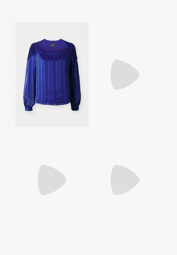 Lilla bluse med lange, gennemskinnelige ærmer, vertikale striber og teksturerede skulderdetaljer. Glat stof med en let glans.; Mørkeblå bredbenede jeans i denimstof med høj talje, prydet med orange stikninger, fem-lomme design og knaplukning.; Hvide lavtoppede sneakers med sort hælkænke, platformssål, snørebånd og Calvin Klein "CK" logo på siden.; Sølv hoop øreringe med et struktureret design, der har lodrette riller. Cirkelformede med en sikker lås. Glat finish.