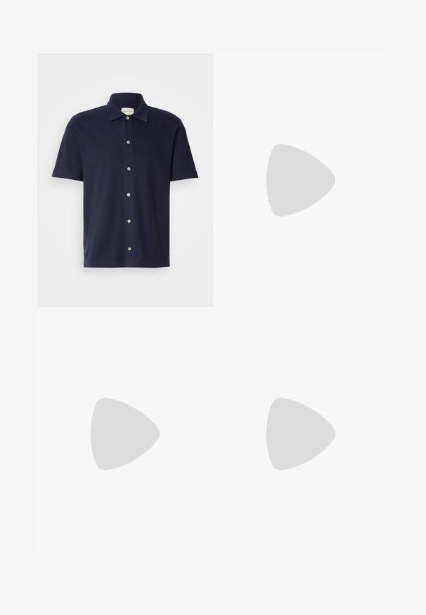 Mørkeblå kortermet polo-shirt med klassisk krage, som har knappelukking og et lite, brodert logo på brystet.; Sorte bukser laget av glatt stoff, med rett snitt, to frontlommer og glidelås med knappeåpning.; Sorte lær ankelsko med glat tekstur, elastiske sidepaneler og en løkke til at tage fat i. Rund tå og flad gummisål med minimal slidbane.; Sorte plast-solbriller med grønne linser, firkantede rammer, sølvdetalje på brynene, og teksturerte stangarmen. Angitt merke på indre arm.