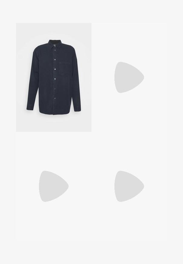Samsøe Samsøe DAMON  - Button down-skjorte - black; Svart kortermet t-skjorte laget av bomull med høy hals, med en glatt tekstur og en subtil logo i midten.; Sorte bukser med en glat tekstur, der har lige snit, to forlommer og en enkelt knaplukning i taljen.; Lave herresko i sort læder og ruskind med maroon hælflap og hvid gummisål, set fra ydersiden.