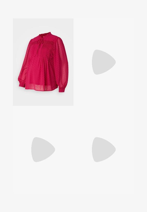 Fuksia värvi pluus, millel on läbipaistev, tekstuuritud kangas, pleedid ja nööriga kaelus. Pikad, puhvärvlid ja laineline krae.; Mustal ribakudumine midi seelik, millel on sobiv siluett ja vertikaalsed jooned tekstuuri loomiseks. Valmistatud elastsetest materjalidest mugavuse tagamiseks.; Valged tossud, mis on valmistatud siledast sünteetilisest materjalist, ümarate varvastega, paeltesse sisestatav disain, tasasel tald ja peene perforatsiooniga detailid.; Must musta kott, millel on struktureeritud kuju, sile tekstuur ja metallist klamber. Kombineeritud laiate mustade pükstega ja avatud varvaste sandaalidega puidust põrandal.