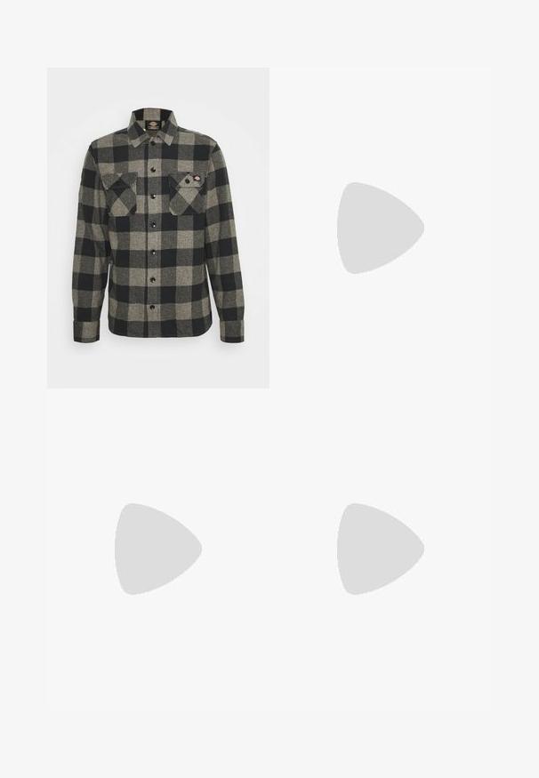 Μαύρο και γκρι καρό flannel πουκάμισο με μακριά μανίκια, κουμπώνει μπροστά, διαθέτει δύο τσέπες στο στήθος και ελαφρώς καμπυλωτό στρίφωμα. Υφασμάτινη επιφάνεια.; Νεαρό άτομο με πλεξούδες, ντυμένο με ένα ανοιχτό γκρι T-shirt της Nike και μαύρες σορτς της Nike, μπροστά σε απλό λευκό φόντο.; Μπεζ cargo παντελόνια από ελαφρύ βαμβακερό υλικό. Διαθέτουν ελαστικές μανσέτες, πολλές πλάγιες τσέπες και κλείσιμο με κουμπί.; Λευκά δερμάτινα αθλητικά παπούτσια με διάτρητο σχέδιο, στρογγυλή μύτη, επίπεδη σόλα και χοντρές κορδόνες, με εμφάνιση του λογότυπου swoosh και την ένδειξη "AIR" στη φτέρνα.