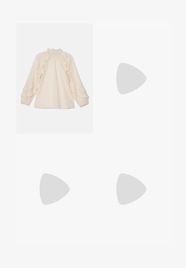 Hofmann Copenhagen ELISA - Blouse - crème rose; Pantalons blancs ajustés au taille haute, avec de doubles plis devant et des jambes larges à ourlets repliés. Fabriqués en un tissu lisse et texturé.; Sandale à talons noirs avec des straps croisés et une boucle ajustable. Elle présente une texture lisse et un talon aiguille effilé.; Sac en cuir noir porté en travers avec deux poches avant, boucles dorées, fermeture zippée et une sangle fine. Surface texturée et forme rectangulaire compacte.
