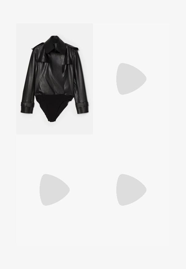 Norma Kamali DOUBLE BREASTED TRENCH BODYSUIT - Blūze - black; Melnā haltera kleita ar drapējuma dizainu. Izgatavota no spīdīga materiāla, ar vērptu kakla izgriezumu un asimetrisku apakšmalu. Gluda tekstūra.; Melnas lakota ādas sandalēs ar trim siksnām, potītes sprādzi un 4 collu stiletto papēdi. Iespējas ar zelta detaļām un logotipa piekariņu.; Melnā rokassoma ar teksturētu dizainu, rotāta ar sudraba kniedēm un masīvu sudraba ķēdes siksnu. Raksturīga eleganta, minimālistiska forma.