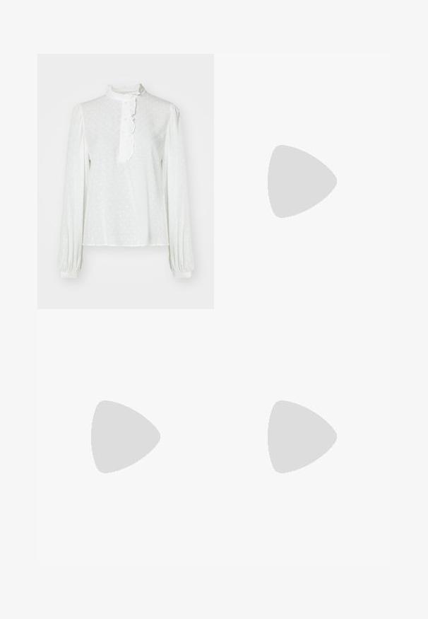 Bela bluza z dolgimi rokavi in visokim ovratnikom, z nabranim ovratnikom, sprednjim zapiranjem na gumb in subtilnim pikastim vzorcem na strukturirani tkanini.; Črne hlače ravnega kroja z naglavnimi žepi in stranskimi razporki na robu. Narejene iz mehke, gladke tkanine. Primerne za različne priložnosti.; Črne lakaste sandale z visokimi petami, z dvema trakovoma z zaponkama, kvadratnim sprednjim delom in masivno širšo peto, z gladko, sijočo teksturo.; Črna usnjena torbica s ukrivljeno obliko, z odstranljivo naramnico in zlatimi dodatki. Torbica ima pokrov s podrobnostmi v obliki zaponke.