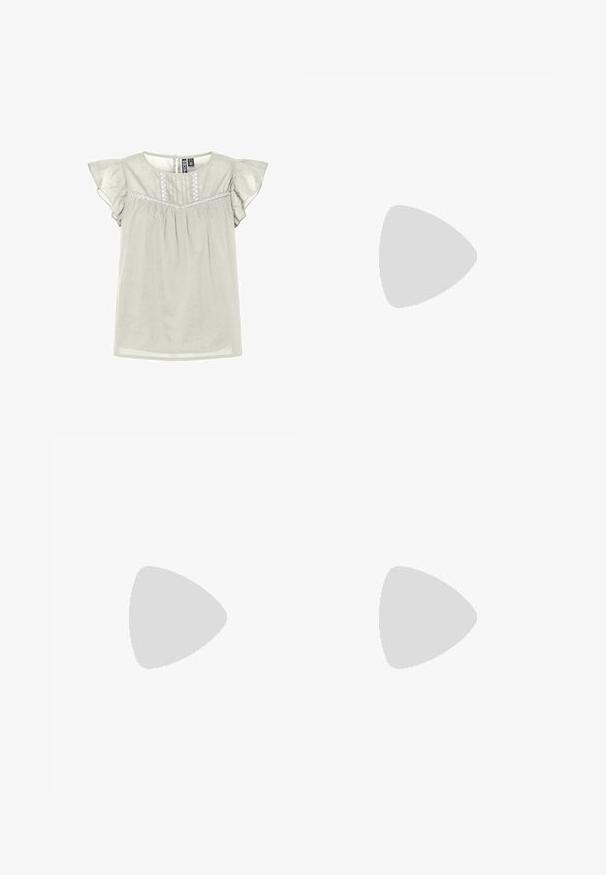 Lys grå kortermet bluse med volangerm, rynket midje og dekorativ broderi over fronten. Myk tekstur.; Sorte høytlivsjeans med knapp og glidelås, frontlommer og utsvingte bein liggende flatt på en hvit bakgrunn.; Lys blå canvastøfler med en kremfarget gummitupp og yttersåle, med hvite snørebånd og en løfteløkke på hælen.; Svart lærveske med en buet form, avtagbar stropp og gullbeslag. Vesken har et klaff med spenne-detall.