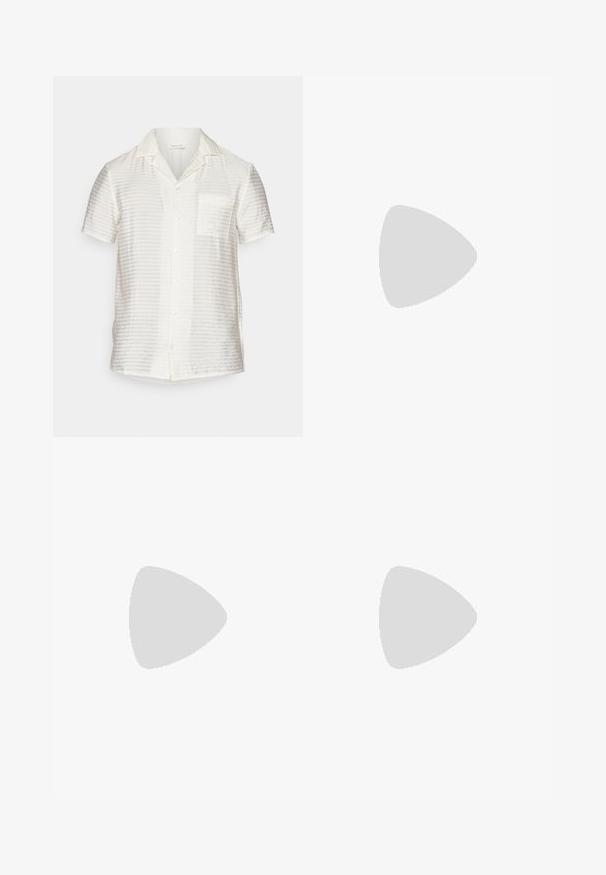 Camicia a maniche corte in satin avorio con un motivo a righe testurizzato, dotata di chiusura con bottoni e una tasca sul petto.; Set di cinque t-shirt in nero, bianco e blu navy. Tessuto di cotone, maniche corte, design a collo rotondo e texture semplice senza motivi.; Pantaloni verdi a fantasia con motivo a pelle di serpente in tonalità di marrone e arancione, taglio dritto e texture liscia.; Sneaker bianchi con tomaia in sintetico liscio, punta tonda, sei occhielli per i lacci e suola in gomma a profilo basso con dettagli testurizzati.