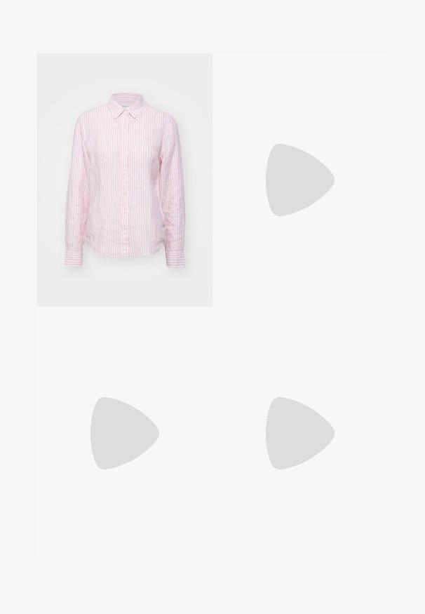 Różowo-biała, paskowana koszula z guzikami, z długimi rękawami, wykonana z lekkiego materiału, z klasycznym kołnierzykiem i zaokrąglonym hemem.; Czarne dżinsy o szerokich nogawkach z pięcioma kieszeniami, metalowym guzikiem i zapięciem na zamek, oraz kontrastowym żółtym przeszyciem wzdłuż szwów.; Kozaki skórzane w kolorze brązowym, sięgające do kolan, z gładkim wykończeniem, zaokrąglonym noskiem i czarnym, podwyższonym obcasem. Prosty design z minimalną ilością detali metalowych.; Czarna skórzana torba typu tote z dwoma wydłużonymi uchwytami, o wyraźnej formie, gładkiej fakturze i minimalistycznym designie. Brak widocznych dodatków ani ozdób.