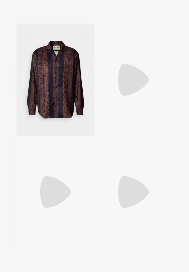 Camicia blu navy con un motivo geometrico floreale in diverse tonalità di arancione. Presenta un colletto e maniche lunghe con polsini abbottonati.; Due camicie a manica lunga, una nera e una bianca, realizzate in cotone con scollo rotondo e una texture liscia, esposte in un disposizione impilata.; Pantaloni a gamba larga in tessuto blu scuro con un intricato motivo geometrico arancione, con vita aderente e pieghefrontali.; Mocassini in pelle nera con punta arrotondata, una fascia con nappine e una suola spessa con motivo a trazione. Texture liscia e design classico.