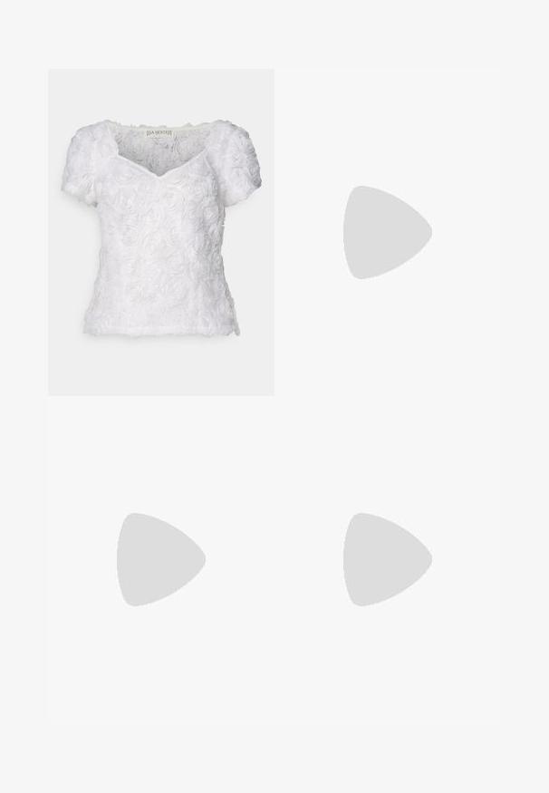 Blusa bianca a maniche corte con motivo a rose teksturato, scollo a V e tessuto morbido. Etichetta che recita "DA SJÖSTEDT".; Gonna midi bianca in maglia con un motivo testurizzato a righe verticali e dettagli a taglio vicino all'orlo. Vita elasticizzata. Materiale morbido.; Pantofole da balletto nere in pelle con punta arrotondata, texture liscia, dettagli di cucitura minimi e design con suola flessibile.; Borsa a tracolla in pelle marrone con chiusura a pattina, hardware color oro, tracolla e una finitura liscia. Forma rettangolare compatta.