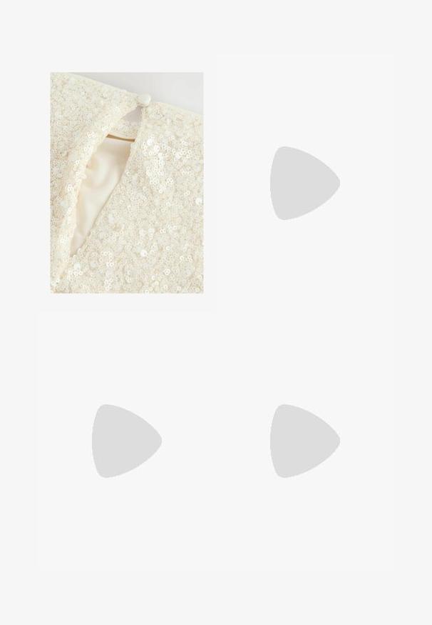 Beige oděv s propracovanou výšivkou z flitrů, s uzavřením na knoflík a hladkým vnitřním podšívkou. Textura je lesklá a odrážející světlo.; Černé polyesterové culotte kalhoty s elastickým pasem, dvěma předními sklady a volným siluetou. Žádné viditelné vzory ani kovové detaily.; Černé lakované sandály na podpatku se čtveratou špičkou, lýtkovými pásky a stříbrnými přezkami. Disponují masivním blokovým podpatkem pro stabilitu.; Černá kožená kabelka s křivkovým tvarem, odnímatelným popruhem a zlatými detaily. Kabelka má klopu s přezkou.