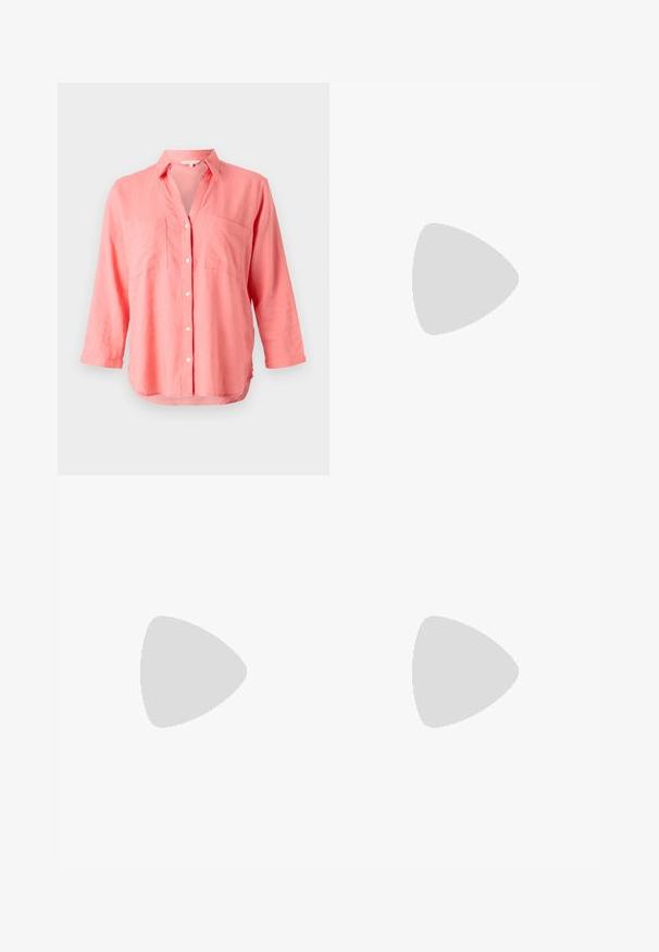 Camicia in lino corallo con colletto a punte, chiusura frontale con bottoni e due tasche sul petto. Presenta maniche lunghe e un orlo leggermente curvo.; Una gonna al ginocchio in un tessuto leggero con un motivo astratto beige, marrone e verde. Presenta una vita aderente e un design fluido.; Sandal con tacco alto in suede rosa, con tacco a blocco, punta aperta e cinturino alla caviglia con dettaglio in oro. Fascia frontale piatta.; Borsa a spalla in finta pelle marrone con forma curvata, cuciture minime e un accento in metallo dorato. Presenta una chiusura con zip superiore e una tracolla regolabile.