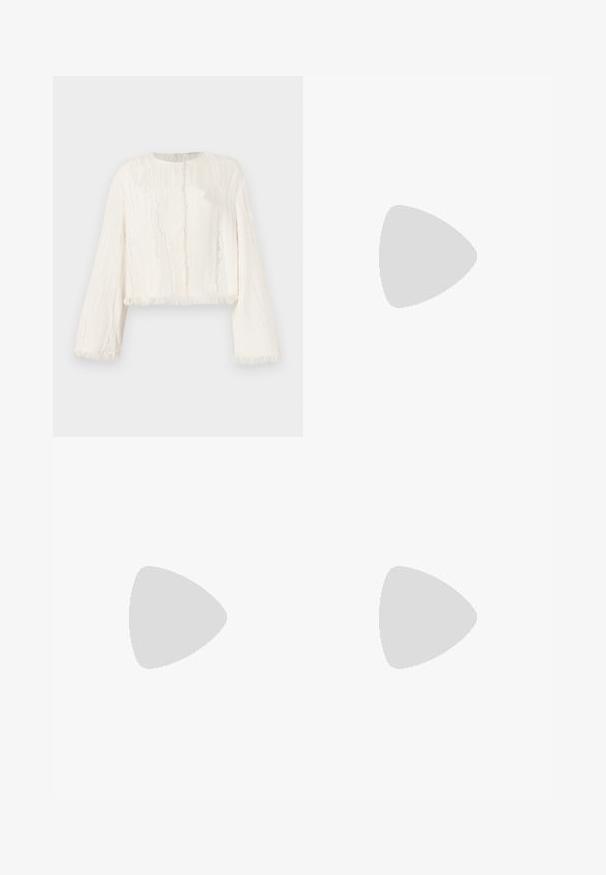 Giacca cropped bianca a maniche lunghe con sottile texture verticale e bordi sfrangiati su polsini, orlo e apertura frontale.; Pantaloni neri su misura con una silhouette a gamba larga, dotati di una cintura con fibbia argentata, pieghe e una superficie di tessuto liscia.; Scarpa nera in pelle con tacco alto e cinturino alla caviglia, punta affusolata, superficie liscia e dettagli in metallo dorato.; Borsa a mano in pelle nera con un design strutturato, caratterizzata da una forma corta, manico superiore e accessori in metallo dorato. Inclusa tracolla regolabile.