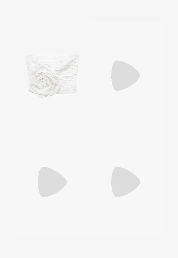 Mango Top - off-white; Bezešvé maxi šaty v béžové barvě s přiléhavým živůtkem a volně splývající sukní, vyrobené z měkké tkaniny, s celkově hladkou strukturou.; Plochá baletní bota z bílé kůže s kulatou špičkou, černým elastickým páskem a malým zlatým emblémem poblíž paty. Měkká textura a minimalistický design.; Hnědá tkaná kožená taška s prohnutou, uzlovou rukojetí a zipovým uzávěrem. Hladký povrch a zaoblený tvar.