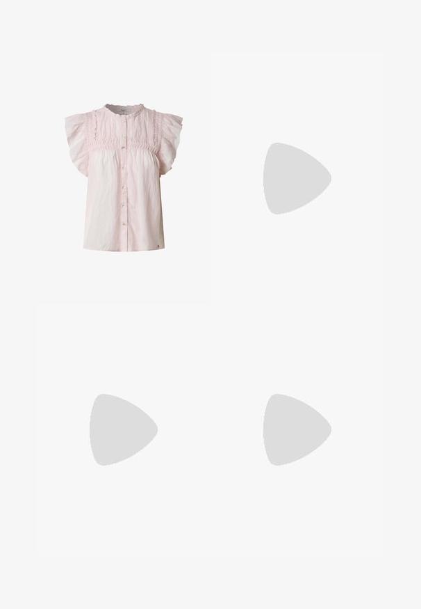 Svetlo roza bluzica s kratkimi pufastimi rokavi, smučastim bodicem, okroglim izrezom in zapiranjem na gumb spredaj. Narejena je iz lahkotnega materiala z mehko teksturo.; Široke hlače iz off-white tkanine z gladko teksturo. Imajo zavezan pas in nagubano sprednjo stran, zasnovane za sproščen fit.; Bež teniske z teksturiranimi kremnimi paneli in rjavimi črtami, v kombinaciji z modrimi kavbojkami. Kavbojke imajo široke hlačnice in raztrgan rob.; Tkanina iz slame v svetlo bež barvi, z ukrivljenim naramnikom in prostornim, odprtim vrhom ter texturirano površino.