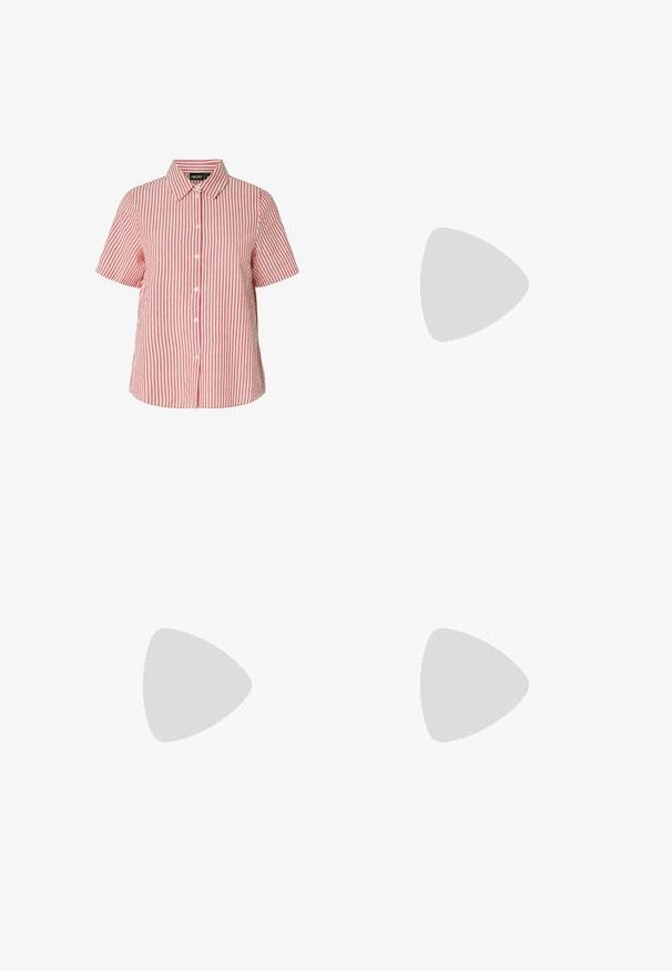 Košile na knoflíky s krátkým rukávem v červenobílých svislých pruzích, s špičatým límcem a volným střihem vyrobená z texturované látky.; Hnědý pruhovaný zkrácený vest a rozšířené kalhoty, s knoflíky a texturovanou látkou. Černé otevřené boty na podpatku a oversized sluneční brýle.; Béžové semišové klouzavé dřeváky s korkovou stélkou, zaoblenou špičkou a jednoduchým páskem s kovovou sponou v zlatém tónu. Gumová podrážka pro lepší přilnavost.; Plátěná taška v béžové barvě s hnědými vzorovanými akcenty. Má zakřivený tvar, jeden popruh a na přední straně logovou destičku se stříbrným kováním.