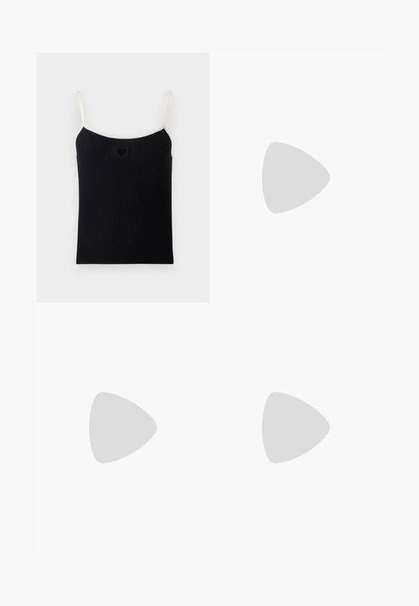 Schwarzes, geripptes Tanktop mit dünnen cremefarbenen Trägern und kleinem Herzausschnitt vorne. Weicher Stoff, taillierte Passform und minimalistischer Stil.; Marineblaue maßgeschneiderte Hose mit glatter Textur, ausgestattet mit vorderen Falten und seitlichen Taschen. Gerader Beinansatz und keine sichtbaren Verzierungen.; Schwarze Leder-Slingback-Pumps mit spitzem Schuhblatt, ausgestattet mit einem schlanken Absatz und einem goldfarbigen Akzent am verstellbaren Riemen. Glatte Textur.; Schwarze Lederhandtasche mit einem strukturierten Design, das eine verkürzte Form, einen oberen Griff und goldfarbene Hardware-Details aufweist. Verstellbarer Schulterriemen ist enthalten.