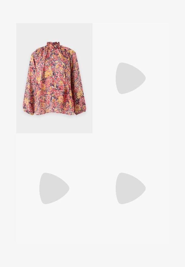 Hosszú ujjú virágmintás blúz, magas nyakkivágással, piros, sárga, tengerészkék és fehér színekben pompázó nyomattal. Könnyű anyagból készült, gombos részletekkel.; Fekete nadrág sima anyagból, magas derékkal, széles lábakkal, elülső redőkkel és klasszikus övhurkokkal. Oldalzsebek nem láthatók.; Fekete bőr balettcipő lekerekített orral, sima tekstúrával, minimális varrással és rugalmas talp kialakítással.; Fekete bőr kézitáska, frufrus részletekkel, arany láncos vállpánttal és kivágott fogantyúval. Az elülső részen logó található.