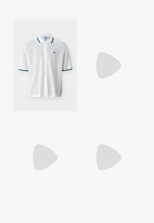Vit mesh pikétröja med knäppning fram, kontrasterande gröna kantband vid kragen och ärmarna, med en liten grön logotyp på bröstet.; Beige, lätta byxor med resår i midjan och raka ben. Har sidofickor och subtila sömmar. Slät textur, avspänt design.; Bruna och krämfärgade sneakers med ett meshuppifrån, texturerade överdrag och en rund, tjock vit sula. Har en låg profil på tungan och snörning.; Teal tygcrossbodyväska med korta handtag, dragkedjefack, framficka med klippfodral, justerbar rem och Carhartt-logotyp framtill.