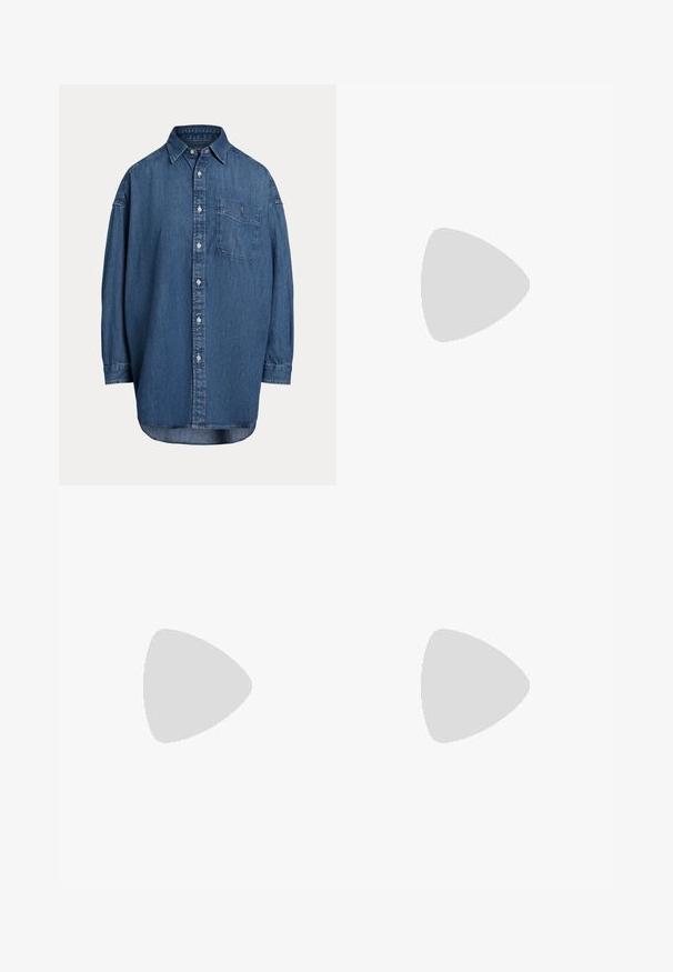 Jeansowa koszula zapinana na guziki w ciemnoniebieskim kolorze. Posiada kieszeń na piersi, długie rękawy oraz luźny krój. Subtelne detale przeszyć wzdłuż szwów.; Czarne dopasowane spodnie z wysokim stanem, z kantami z przodu, prostą nogawką i mankietem na dole. Wykonane z gładkiego materiału.; Czarne lakierowane czółenka na obcasie typu slingback z wąskim noskiem, z teksturowanym wzorem wężowym, regulowanym paskiem oraz krótkim, teksturowanym obcasem w kształcie słupka.; Czarna skórzana torba na ramię z dwoma przednimi kieszeniami, złotymi klamrami, zamkiem błyskawicznym i cienkim paskiem. Teksturowana powierzchnia i kompaktowy prostokątny kształt.