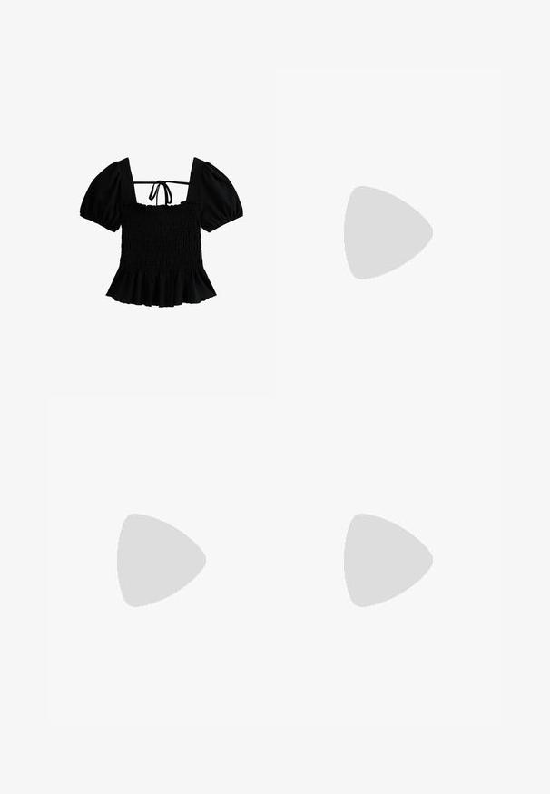 New Look Blusa - black; Pantalones cortos de denim en azul claro con un acabado desgastado. Cuenta con cierre de botón, cinco bolsillos y un diseño de pierna recta.; Zapatillas deportivas de color azul claro con una parte superior de malla y sintético, que presentan manchas blancas y detalles reflectantes, diseño con cordones y suelas acolchadas.; Bolso de mano en forma de corazón metálico plateado con dobles asas, correa de cadena y textura suave. Presenta herrajes metálicos y bordes cosidos.