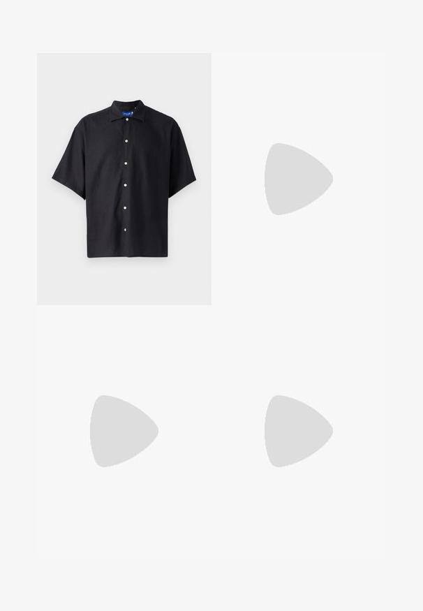 Korte mouw zwarte shirt gemaakt van lichtgewicht stof, met een puntkraag en een voorste knoopsluiting met witte knopen.; Blauwe denim cargoshorts met een hoge taille, meerdere cargozakken aan de zijkanten en een klassieke vijf-pocket stijl. Stonewashed textuur.; Zwarte lage sneakers met witte strepen, zwarte veters, gestructureerde zwarte zool en witte hielaccent, met het merk "JACK & JONES" aan de zijkant.; Zwarte stof heuptas met een afgeronde vorm, voorzak met rits en een gladde textuur. Geen zichtbare patronen of accenten. Lichtgewicht ontwerp.