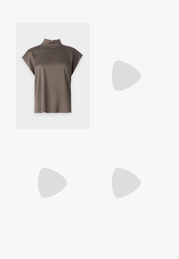 Top corto a maniche corte marrone con colletto alto, realizzato in tessuto leggero e morbido con una vestibilità rilassata. Design semplice e pulito senza decorazioni.; Pantaloni neri su misura con un design a gamba dritta, caratterizzati da una texture liscia e pieghe ben definite sul davanti. Senza hardware visibile.; Scarpa nera in pelle con tacco alto e cinturino alla caviglia, punta affusolata, superficie liscia e dettagli in metallo dorato.; Borsa a mano in pelle nera con un design strutturato, caratterizzata da una forma corta, manico superiore e accessori in metallo dorato. Inclusa tracolla regolabile.