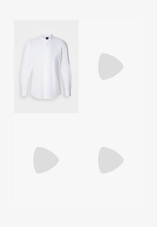 Hvit langermet skjorte med bandkrage, frontlukking med knapper og jevn tekstur. Har en subtil glans og avrundet kant.; Hvit bomulls T-skjorte med korte ermer, med en svart "BOSS" logo sentrert på brystet og rund halsdesign.; Beige bukser laget av et glatt stoff, med rett ben-design, frontknapp-lukking og subtile bretter langs fronten.; Hvite lær sneakers med beige semsket detaljer, som har rund tå, snøring foran og tan gummisåle, med merkevarenavnet "BOSS."
