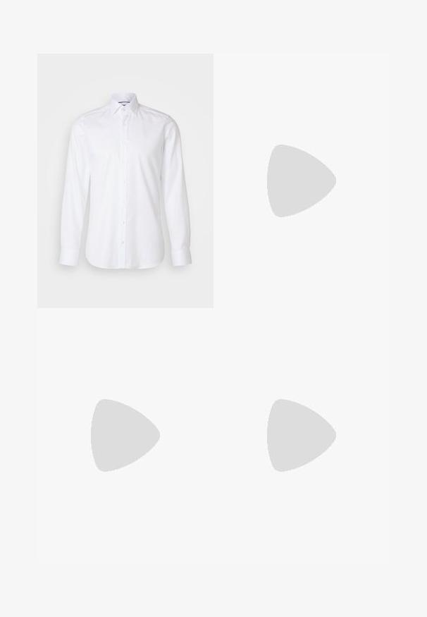 Weißes Langarmhemd aus Baumwolle mit einem Button-Down-Kragen, Vorderknöpfen und einem leicht abgerundeten Saum. Glatte, schlichte Textur.; Schwarze Hosen mit taillierter Passform, die eine glatte Textur und einen geraden Beinanschnitt aufweisen. Der Bund hat Gürtelschlaufen und eine saubere Verarbeitung.; Schwarze Lackleder-Schuh mit abgerundetem Zeh, Schnürdesign und glatter, glänzender Oberfläche. Verfügt über eine flache Gummisohle.; Runde Sonnenbrillen mit einem dünnen schwarzen Metallrahmen, dunklen Gläsern und verstellbaren Nasenpolstern. Die Bügel verfügen über ein dezentes Markenzeichen.