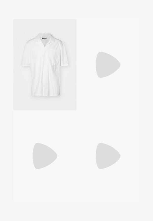 Korte mouwen witte shirt in een katoenmix, met een puntkraag, een borstzak en een subtiele geborduurde accent aan de linkerkant.; Oranje katoenen broek met een rechte pasvorm, voorzien van voorplooien, riemlussen en een gladde textuur. Klassiek ontwerp zonder patronen.; Witte lage sneakers met vetersluiting, gladde bovenkant en rubberen zool op een effen lichte achtergrond.; Zwarte leren clutch met een gestructureerd oppervlak, voorzak met rits en een afneembare polsband. Beschikt over een logo-opdruk aan de voorkant. Rechthoekige vorm.