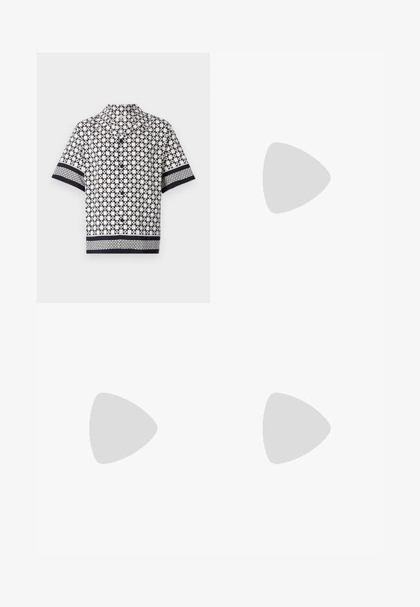 sandro CROSS - Skjorta - noir; Grå skräddarsydda byxor i texturerat tyg, med två framvikningar och rak bendesign. Inga synliga fickor eller utsmyckningar.; Bruna mockasiner i mocka med vita snören, rund tå och en strukturerad gummisula. Har en sydd detalj längs sulans kant.; Sköldpaddsmönstrade solglasögon med bruna linser, pilotstil, med en elegant ramdesign och metalliska accenter på bågarna.
