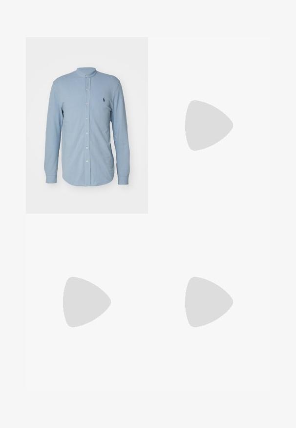 Polo Ralph Lauren FEATHERWEIGHT MESH SHIRT - Chemise - vessel blue; T-shirt en coton blanc avec un col rond, des manches courtes et une poche poitrine avec un logo bleu marine. Design simple, texture lisse.; Shorts en coton blanc avec un tissu texturé, taille élastique, cordon de serrage avec embouts en argent, et un petit logo marine en bas à droite de la jambe.; Baskets blanches en matériau synthétique texturé, avec un logo marine, un design à lacets et une semelle en caoutchouc de profil bas.