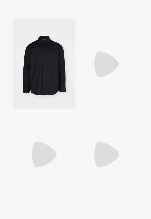 Schwarzes Hemd mit Knöpfen aus strukturiertem Stoff mit subtilen geometrischen Mustern. Mit Kragen und langen Ärmeln mit geknöpften Manschetten.; Weißes Baumwoll-T-Shirt mit kurzen Ärmeln, Rundhalsausschnitt und dezentem Levi's-Logo in der Mitte. Weicher Stoff und normale Passform.; Schwarze gerade Jeans aus Denim mit fünf Taschen, Knopfverschluss und Gürtelschlaufen, flach auf einem weißen Hintergrund ausgelegt.; Schwarze Lederdressschuhe mit runder Zehenform, Schnürdesign und niedrigem gestapeltem Absatz. Glatte Textur mit minimalen Nähten.