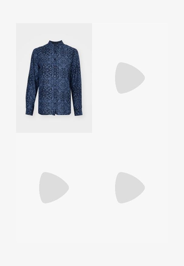 Camicia a maniche lunghe blu navy con intricati motivi floreali e geometrici in azzurro chiaro, dotata di chiusura con bottoni e collo alla cinese.; Pantaloni ampi a vita alta in ecopelle neri con bottone frontale, chiusura con zip, passanti per cintura e tasche laterali su sfondo bianco.; Sandali con tacco in suede nero, con una sottile fascia alla caviglia, design open toe e un discreto tacco a blocco. Texture liscia e decorazioni minime.; Borsa tote in pelle nera con texture liscia, forma rettangolare e due manici lunghi. Nessun hardware o decorazione visibile.