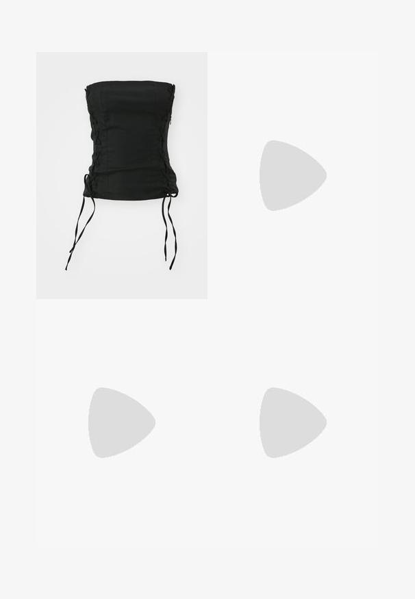 Weekday IMA LACE UP CORSET - Top - black; Crne traperice visokog struka s širokim nogavicama, dizajn s pet džepova i vidljivim šavovima. Tkanina ima glatku, blago teksturiranu završnu obradu.; Crne lakirane sandale na pete sa kvadratnim nosom, trakama oko gležnja i srebrnim kopčama. Imaju čvrst blok petu za stabilnost.; Crna kožna torba za nošenje s glatkom teksturom, pravokutnim oblikom i dvije duge ručke. Nema vidljivih metalnih dijelova ili ukrasa.