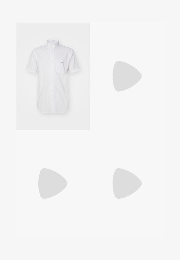 Chemise blanche à manches courtes, faite de coton léger, avec une poche poitrine et un logo subtil sur la poche. Texture lisse.; BOSS TEE - T-shirt basique - open white; Pantalon en coton beige avec une coupe droite, présentant une fermeture à bouton et des plis sur le devant pour plus de détails.; Baskets blanches avec des accentuations en daim beige et des semelles en caoutchouc clair ; présente un design low-top et des détails texturés sur la tige.