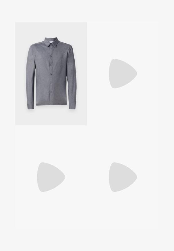 Camicia grigia a maniche lunghe con colletto classico, realizzata in un tessuto leggero e testurizzato, dotata di sei bottoni frontali.; Han Kjøbenhavn WIDE LEG - Pantaloni - light grey; Scarpa nera a mocassino intrecciata con un accentuato in pelle liscia sulla parte superiore, design a punta rotonda e suola in gomma a profilo basso.; Borsa a tracolla in pelle taupe con tasca anteriore con cerniera, tracolla regolabile, texture a granuli e logo embossato sulla parte anteriore.